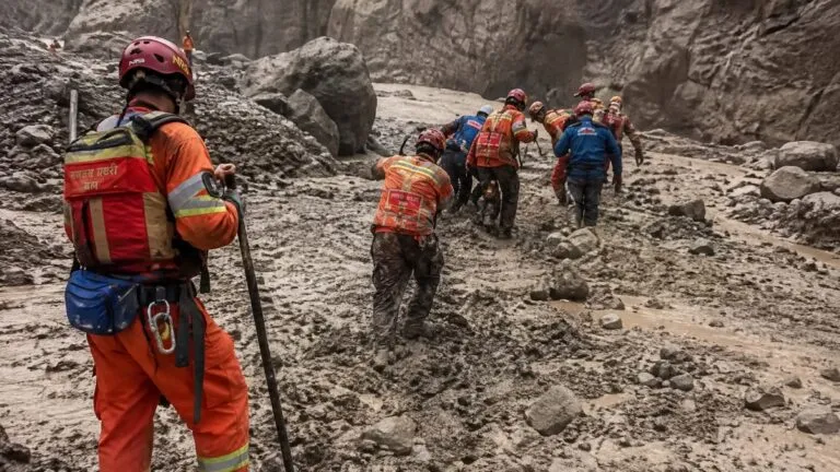 Rescate en Nepal busca trabajadores atrapados en túneles hidroeléctricos