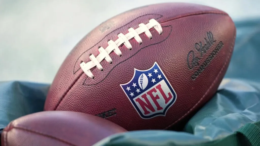 NFL amplía el acceso a servicios de salud mental para jugadores y sus familias.