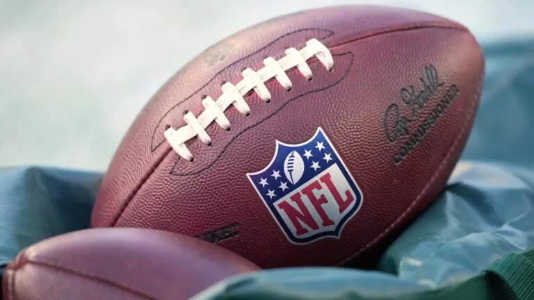 NFL amplía el acceso a servicios de salud mental para jugadores y sus familias.