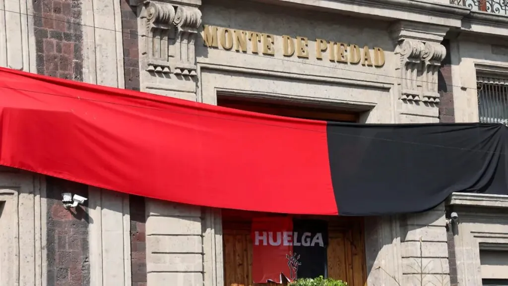 Sindicato independiente protesta por el conflicto laboral del Nacional Monte de Piedad.