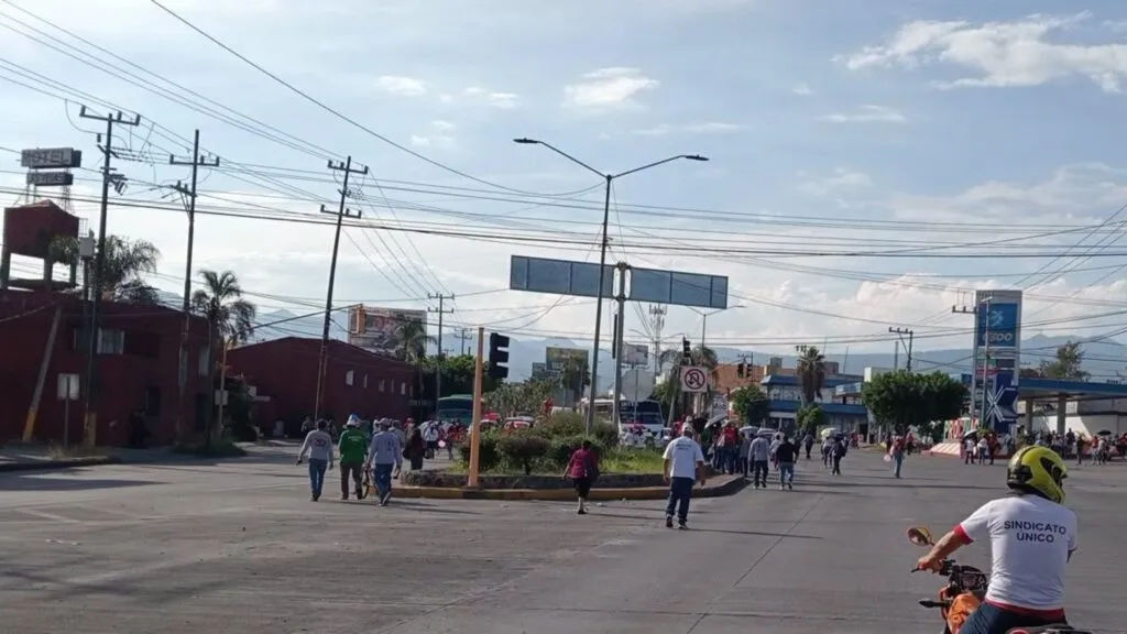 Trabajadores del Sindicato Único bloquean el bulevar Cuauhnáhuac durante una protesta laboral.