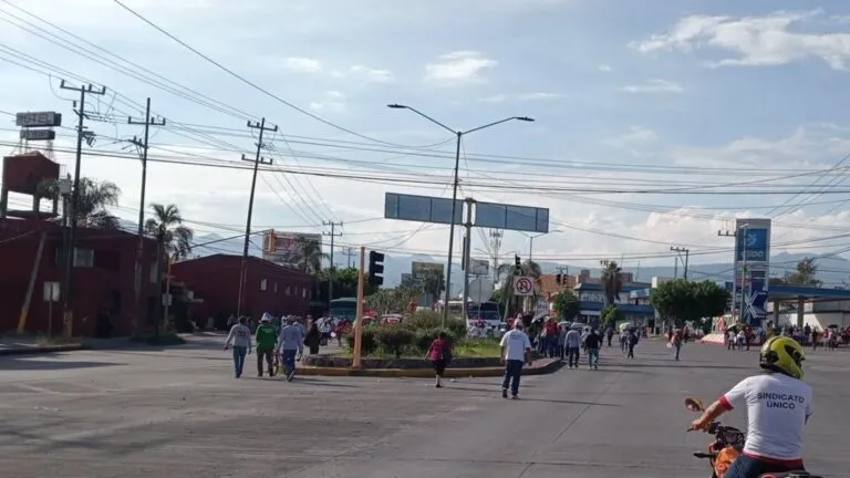 Trabajadores del Sindicato Único bloquean el bulevar Cuauhnáhuac durante una protesta laboral.