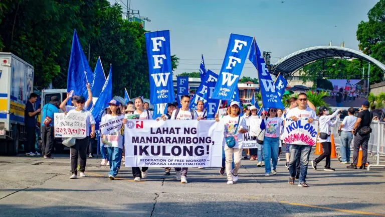 Sindicatos de Filipinas defienden ante la Suprema Corte el aumento al salario mínimo para más de 1.1 millones de trabajadores.