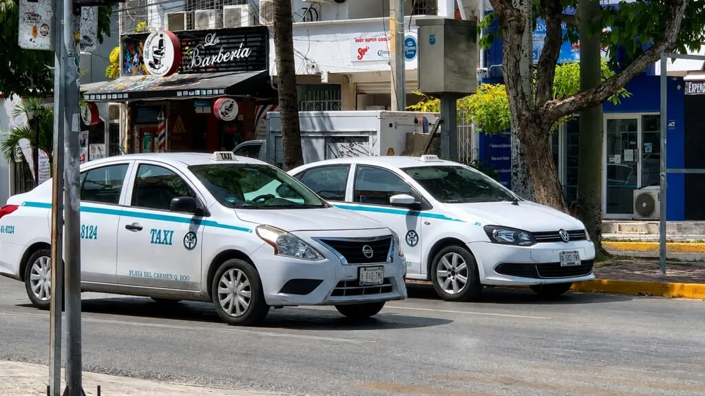 Taxistas de Playa del Carmen sancionan a 18 operadores por agresiones y malos tratos.