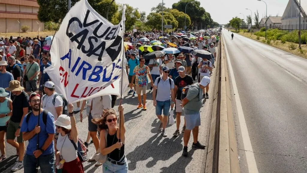 Trabajadores de Airbus mantienen una huelga indefinida en España.