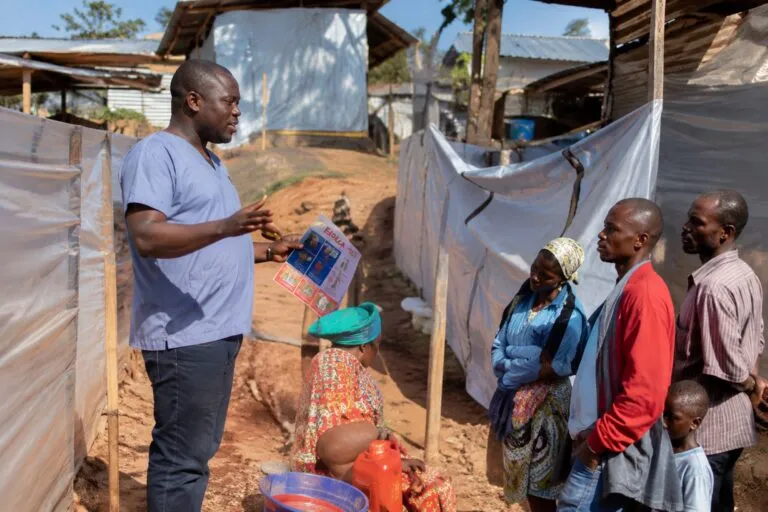 Trabajadores de salud en Congo enfrentan jornadas extensas y falta de equipo durante el avance del brote de ébola.