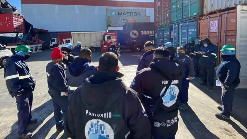 Trabajadores marítimos mantienen una huelga que paraliza puertos de granos en Argentina.