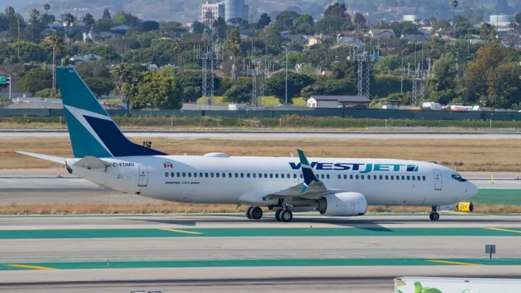 Acuerdo laboral de WestJet con sobrecargos tras la huelga que afectó cientos de vuelos en Canadá