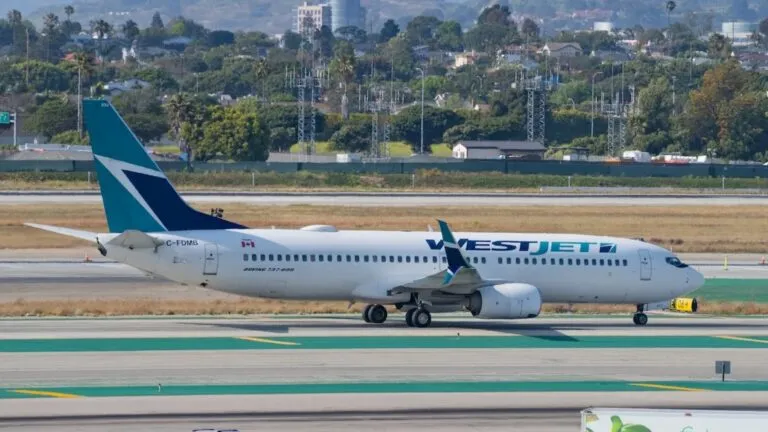 Acuerdo laboral de WestJet con sobrecargos tras la huelga que afectó cientos de vuelos en Canadá