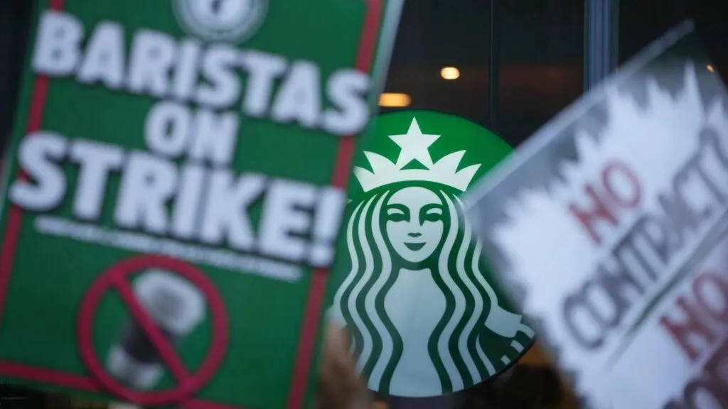 Starbucks enfrenta un boicot sindical por salarios, horarios y mejores protecciones laborales.