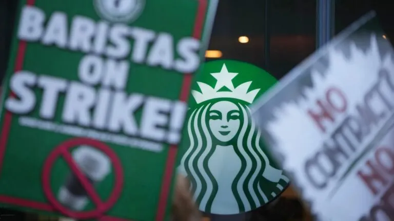 Starbucks enfrenta un boicot sindical por salarios, horarios y mejores protecciones laborales.