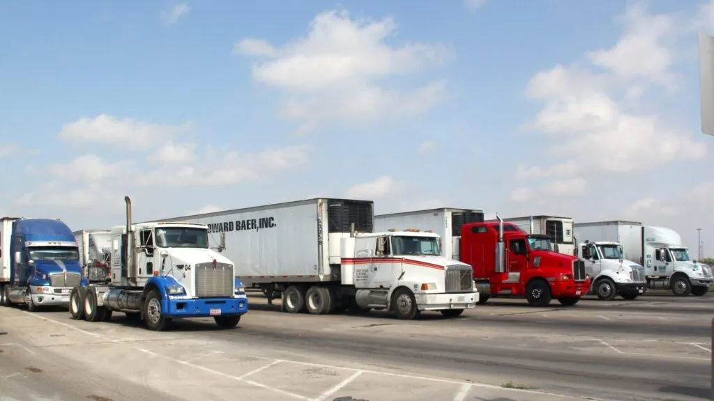 Camioneros protestan en Mexicali por el retiro de visas B-1.