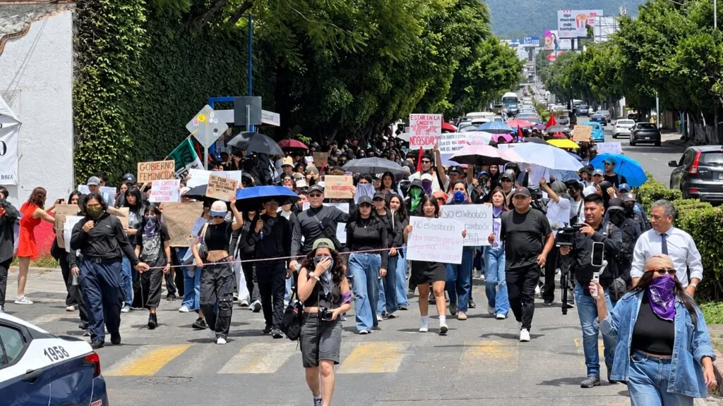 Estudiantes marchan por Claudia Tacoronte y exigen justicia y mayores condiciones de seguridad ante la violencia registrada en Morelos.