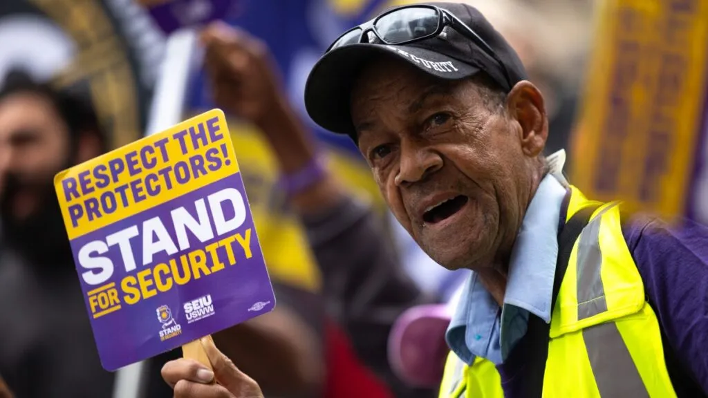 Guardias de seguridad preparan una huelga en California para exigir mejores salarios y denunciar presuntas prácticas laborales injustas.