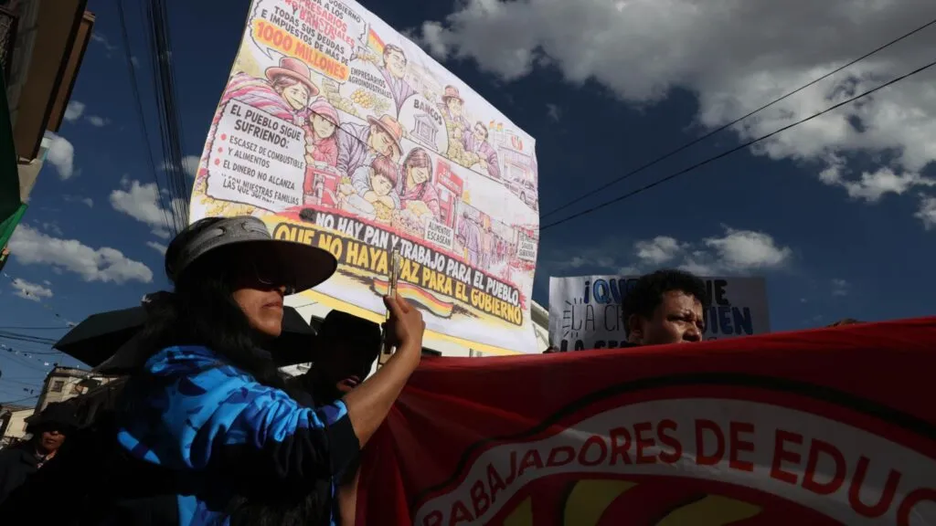 Maestros marchan en Bolivia contra las medidas económicas y la ampliación del estado de excepción impulsada por el Gobierno.