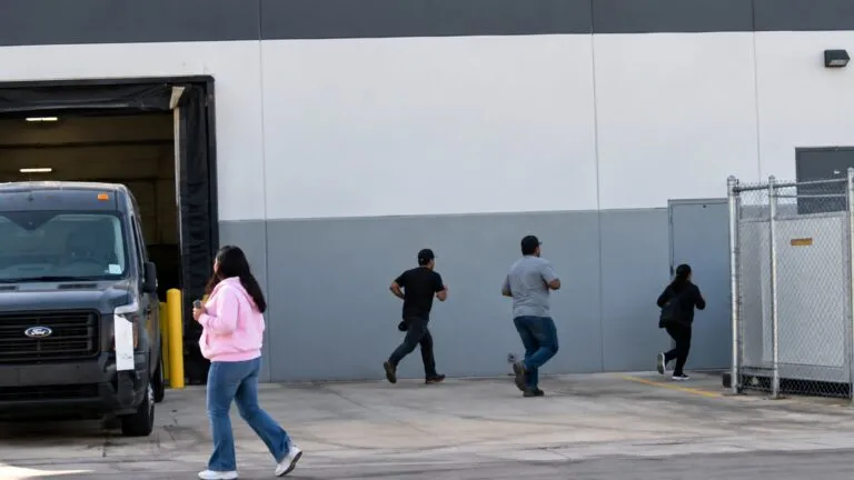 Operativo de ICE en una fábrica de Illinois genera preocupación por los derechos laborales de trabajadores