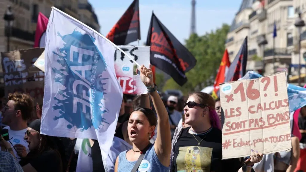 Protestas de estudiantes y trabajadores públicos en Francia contra los recortes previstos por el Gobierno para el presupuesto de 2027.