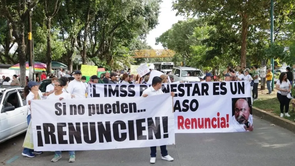 Sector salud marcha en Xalapa para exigir medicamentos, insumos y condiciones adecuadas en los hospitales de Veracruz.