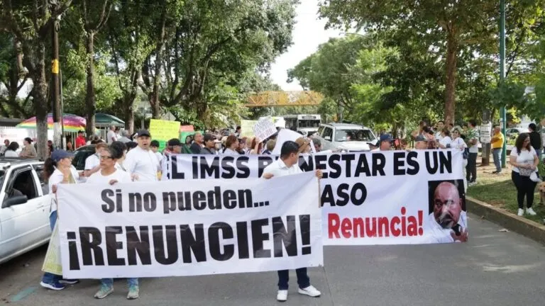 Sector salud marcha en Xalapa para exigir medicamentos, insumos y condiciones adecuadas en los hospitales de Veracruz.