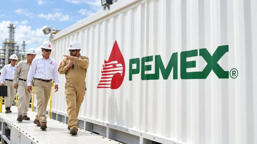 Trabajadores de Pemex recibirán un aumento salarial de 5.5 porcentaje y una mejora adicional en prestaciones laborales.