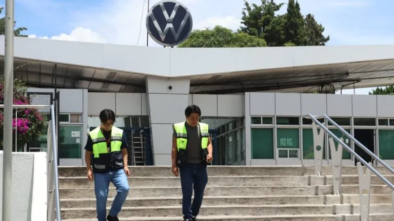 Sindicato de Volkswagen advierte posibles huelgas tras la rescisión de acuerdos salariales que afectan a unos 100 mil trabajadores.