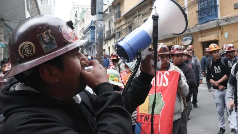 Sindicatos bolivianos preparan movilizaciones contra la eliminación del subsidio al diésel y el incremento del precio del combustible.