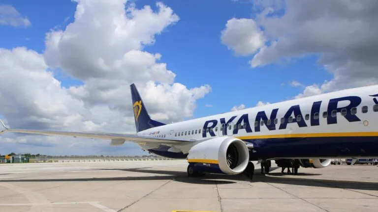 Ryanair pierde un litigio ante el Tribunal Constitucional por la fijación de servicios mínimos durante una huelga de trabajadores.