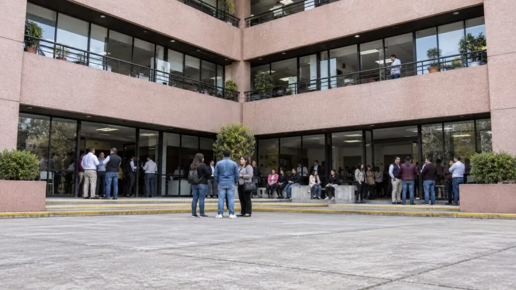 Trabajadores del IEBEM toman las oficinas centrales para exigir el pago completo del bono Servidor Público.