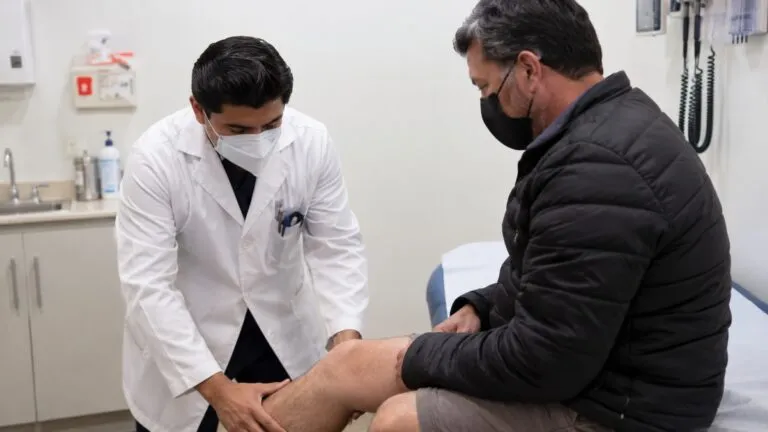 Trabajadores de Durango pagan consultas privadas ante retrasos del IMSS y dificultades para recibir atención médica.