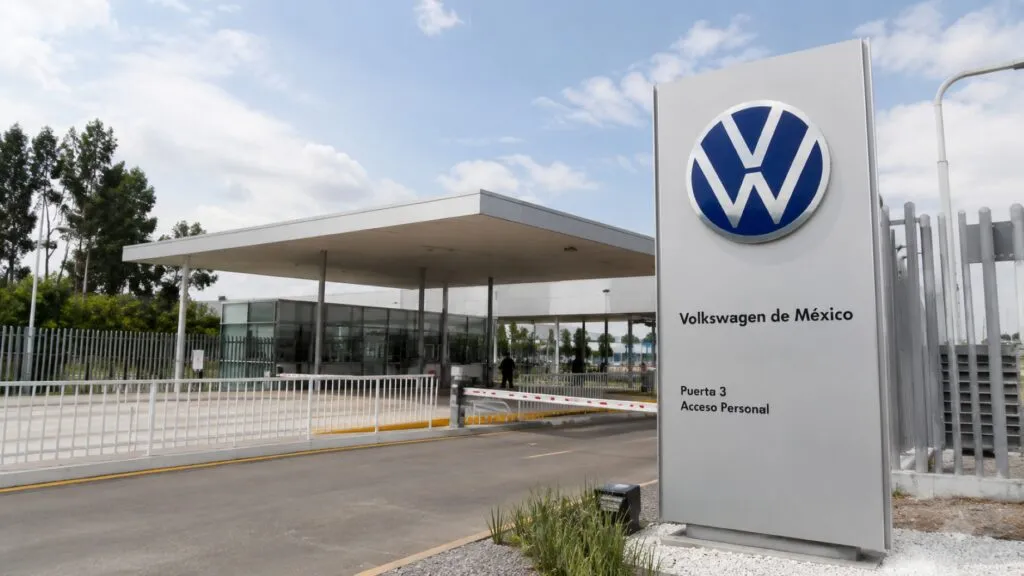 Volkswagen retoma negociaciones con el sindicato tras el rechazo del convenio salarial y el aplazamiento de la posible huelga en Puebla.