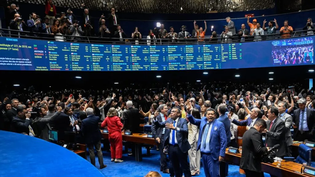 Brasil aprueba una reforma constitucional para reducir la jornada laboral a 40 horas semanales y eliminar el esquema de seis días de trabajo.