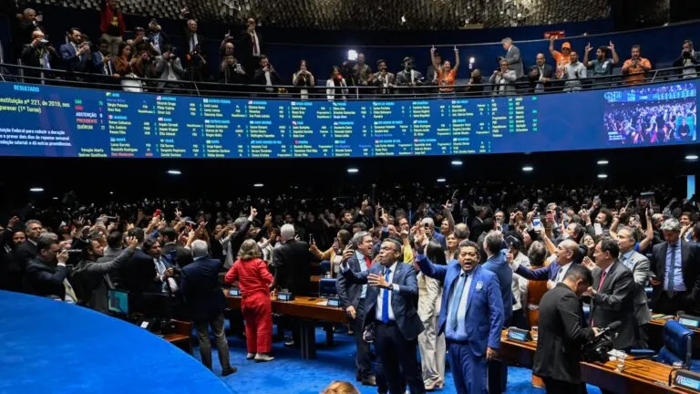 Brasil aprueba una reforma constitucional para reducir la jornada laboral a 40 horas semanales y eliminar el esquema de seis días de trabajo.