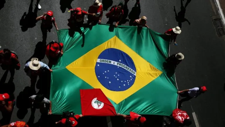 Jornada laboral en Brasil podría reducirse con una propuesta que contempla cinco días de trabajo y dos de descanso remunerado.