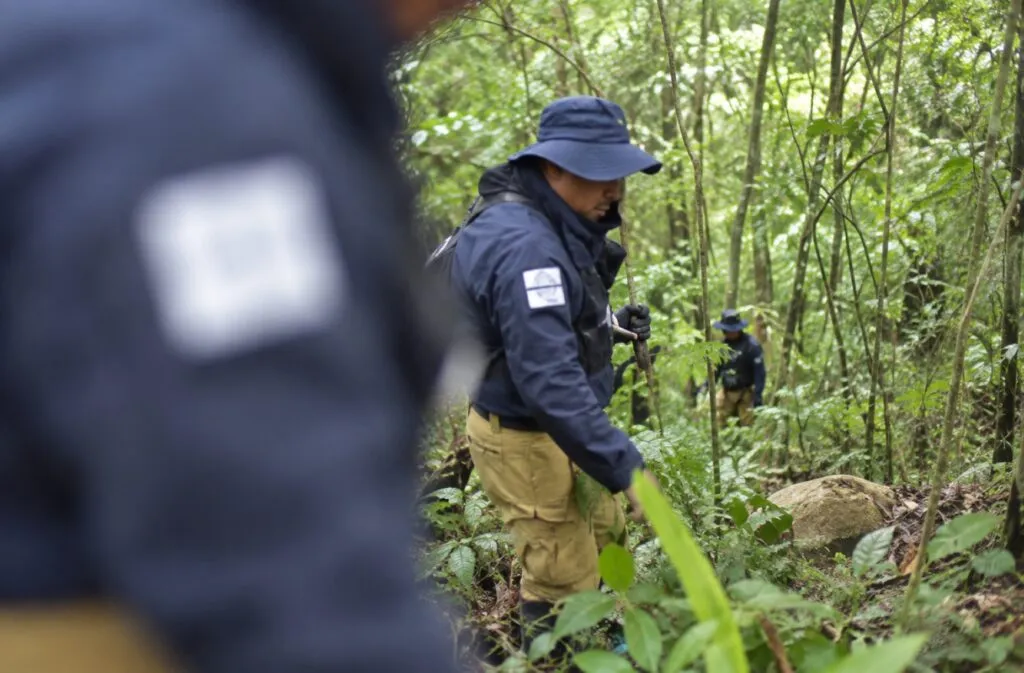 Trabajadores de CFE siguen desaparecidos mientras autoridades investigan dos cuerpos localizados en Huauchinango.