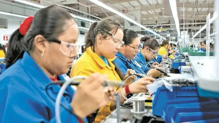Trabajadores de una planta maquiladora en Ciudad Juárez durante su jornada laboral, ante la próxima entrega de aguinaldos y fondos de ahorro.