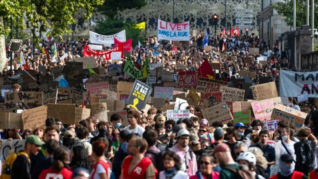 Protestas estudiantiles en Francia reclaman más profesores, recursos educativos y mejores condiciones dentro de las escuelas públicas.