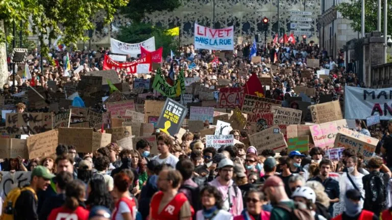 Protestas estudiantiles en Francia reclaman más profesores, recursos educativos y mejores condiciones dentro de las escuelas públicas.