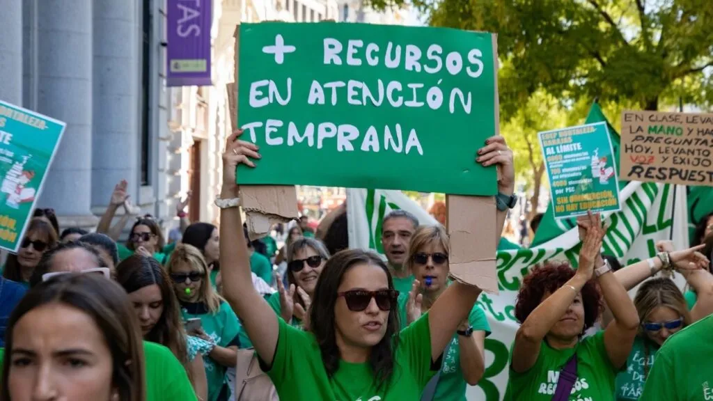 Docentes de Madrid participan en una huelga indefinida para exigir mejores salarios, reducción de horas lectivas y recursos para escuelas públicas.