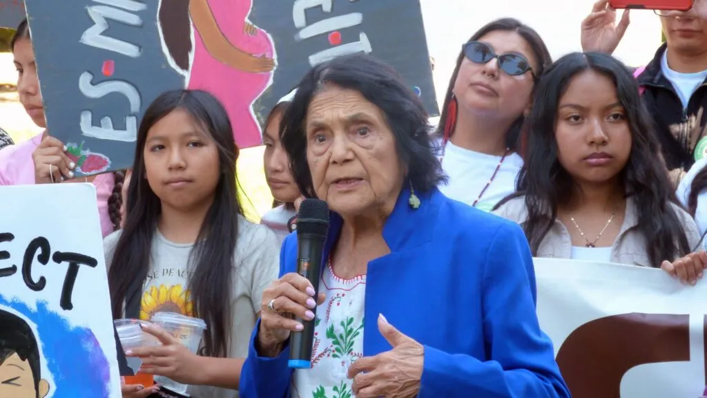 Dolores Huerta falleció a los 96 años tras dedicar su vida a la organización sindical y la defensa de los derechos de los trabajadores agrícolas.