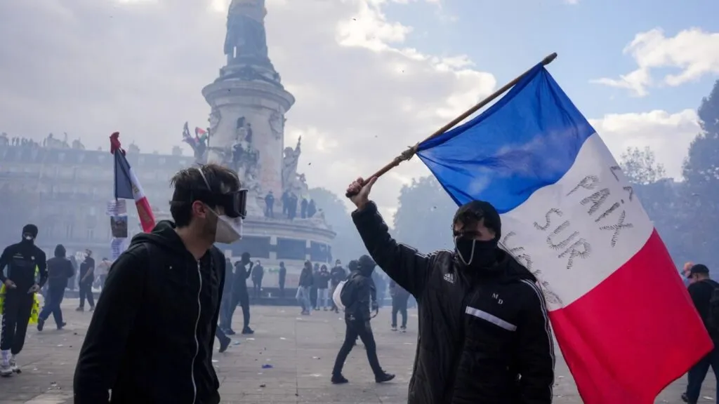Francia enfrenta restricciones a las protestas del 24 de octubre por decisión de Emmanuel Macron tras los disturbios en varias ciudades.