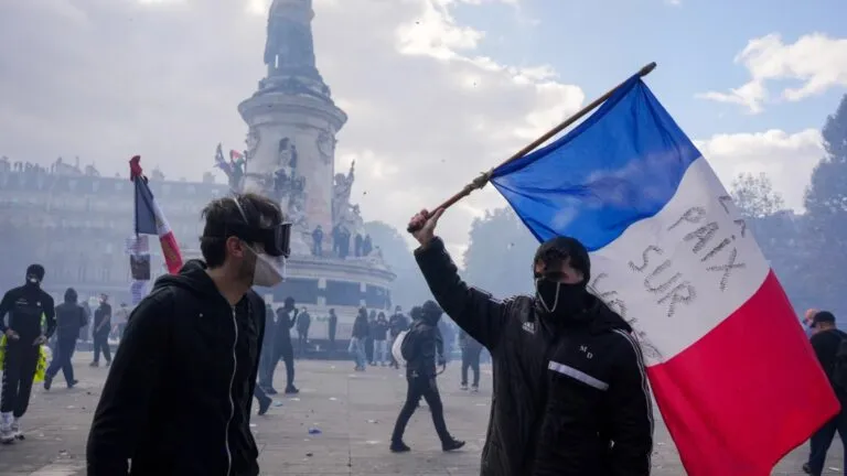 Francia enfrenta restricciones a las protestas del 24 de octubre por decisión de Emmanuel Macron tras los disturbios en varias ciudades.
