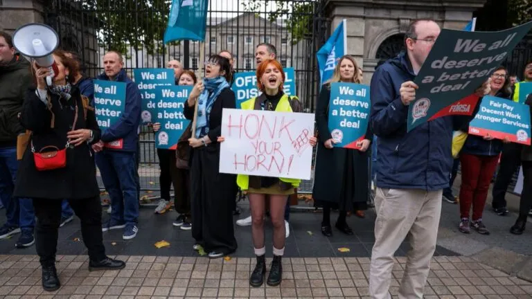 Irlanda inicia negociaciones salariales con sindicatos después de una huelga de más de 300 mil trabajadores del sector público.