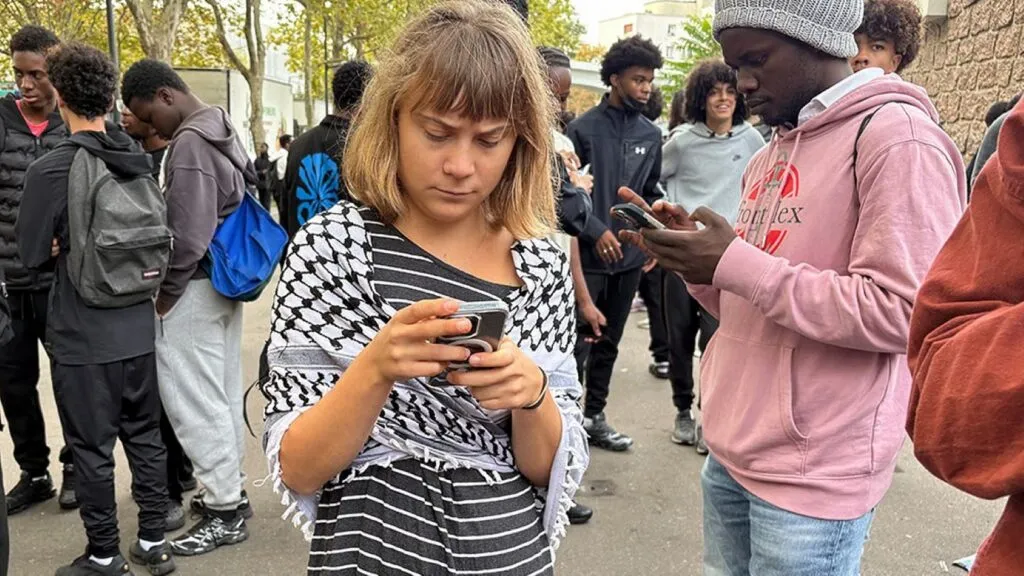 Greta Thunberg participa en las movilizaciones estudiantiles de Francia para exigir mejores condiciones educativas y mayor inversión pública.