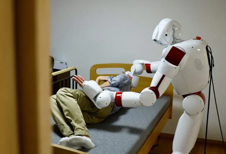 Robots en Japón llegan a hospitales y empresas ante la falta de trabajadores y el avance de la automatización laboral.