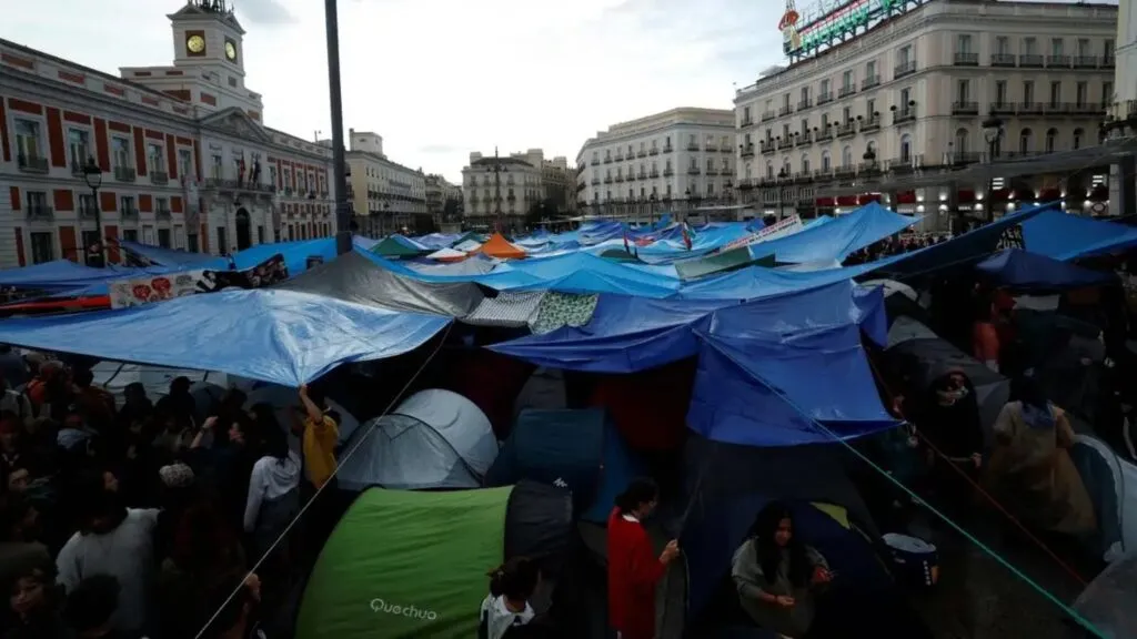 Jóvenes acampan en Barcelona para denunciar las dificultades de acceso a la vivienda y reclamar nuevas medidas ante la crisis habitacional.