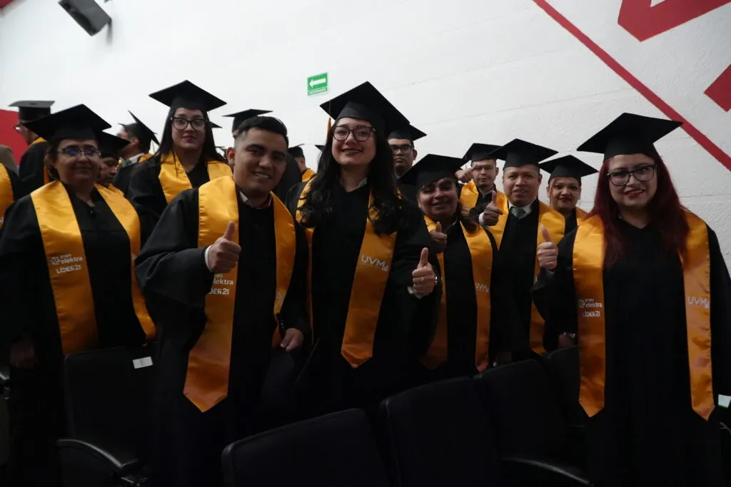 Participantes de la Certificación LÍDER 21 con estolas de Grupo Elektra y UVM posan durante la ceremonia de reconocimiento.