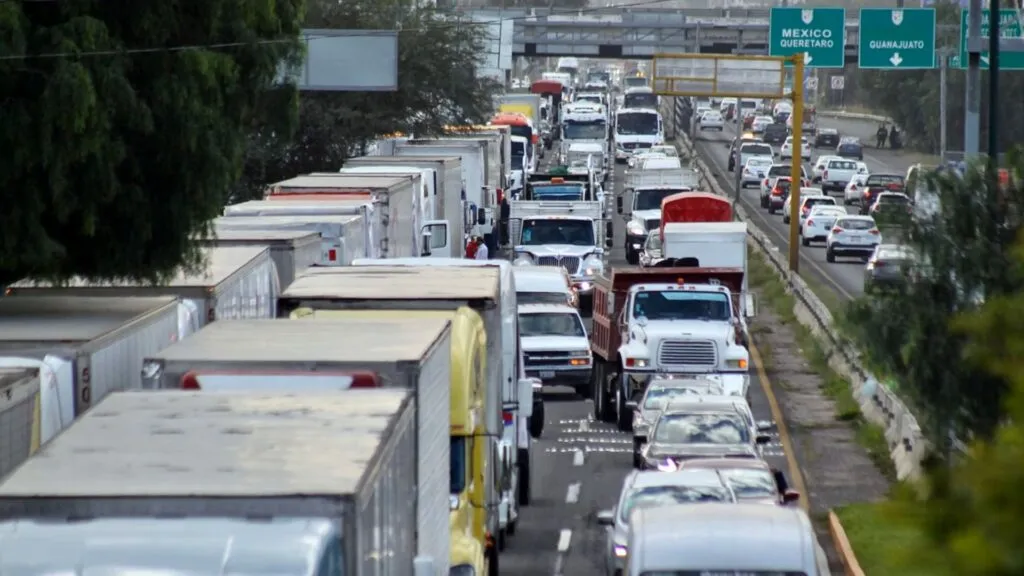Transportistas realizan un paro nacional en 19 estados de México para exigir seguridad carretera y soluciones ante los robos de carga.