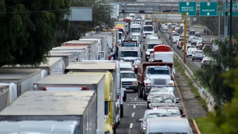 Transportistas realizan un paro nacional en 19 estados de México para exigir seguridad carretera y soluciones ante los robos de carga.