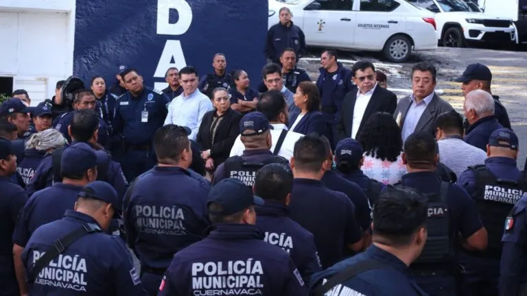Policías de Cuernavaca exigen homologación salarial y mejores condiciones laborales durante una protesta en instalaciones de la SEPRAC.