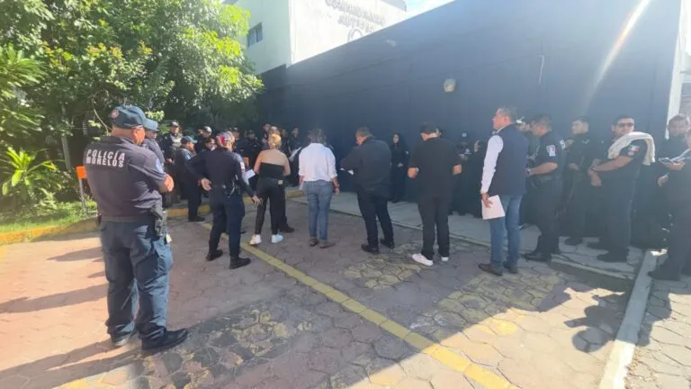 Policías de Jiutepec, Cuernavaca y Xochitepec protestan por aumentos salariales, mejores prestaciones y atención médica.